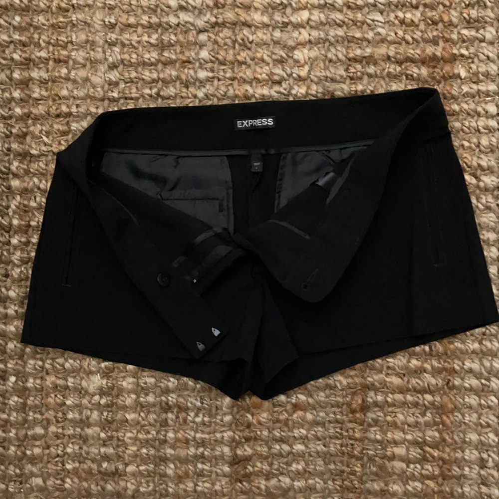 Express black less casual short shorts size 4.